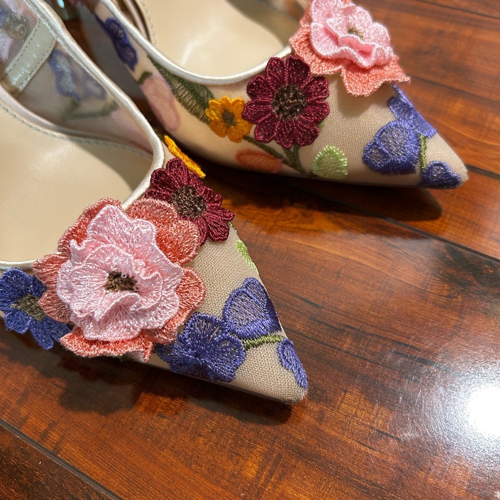 Betsey Johnson Colorful Floral Aimey Embroidered Heels Size 8.5 - Picture 2 of 8
